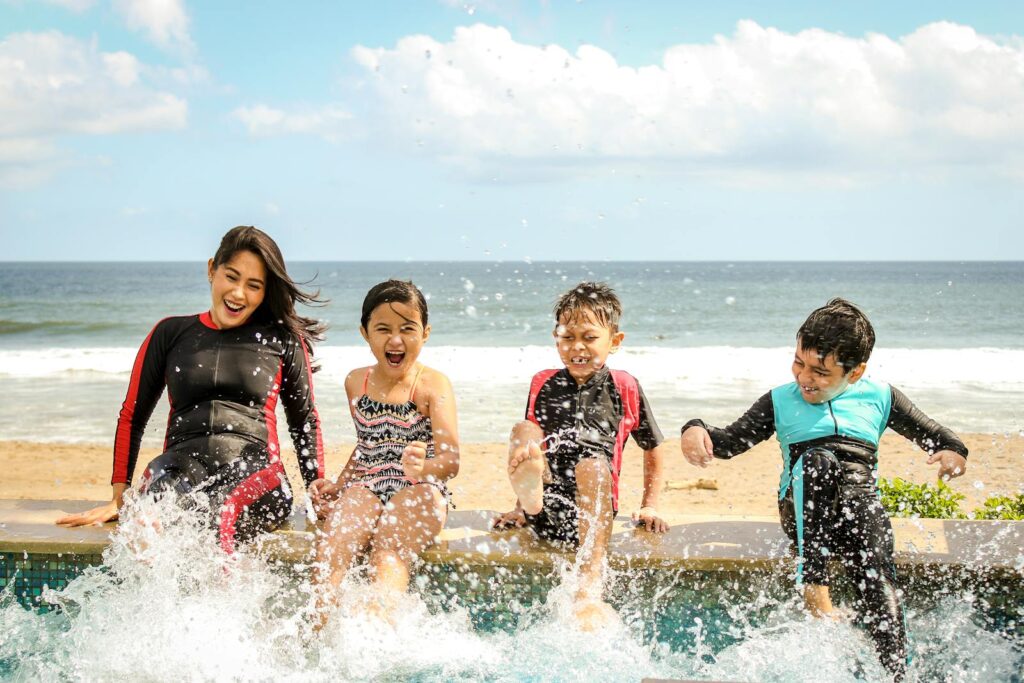 Famille sur une plage au Portugal avec enfants